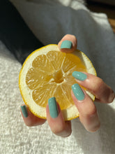 Laden Sie das Bild in den Galerie-Viewer, Vegan Nagellack blau grün Sofia Nails