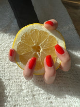 Load image into Gallery viewer, Halal Nagellack in der Farbe Orange Rot
